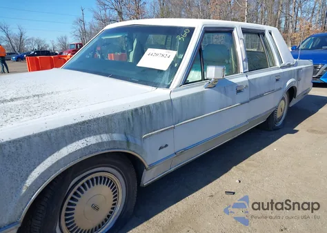 1989 Lincoln Town Car z USA, uszkodzony, nr VIN 1LNBM81FXKY812677